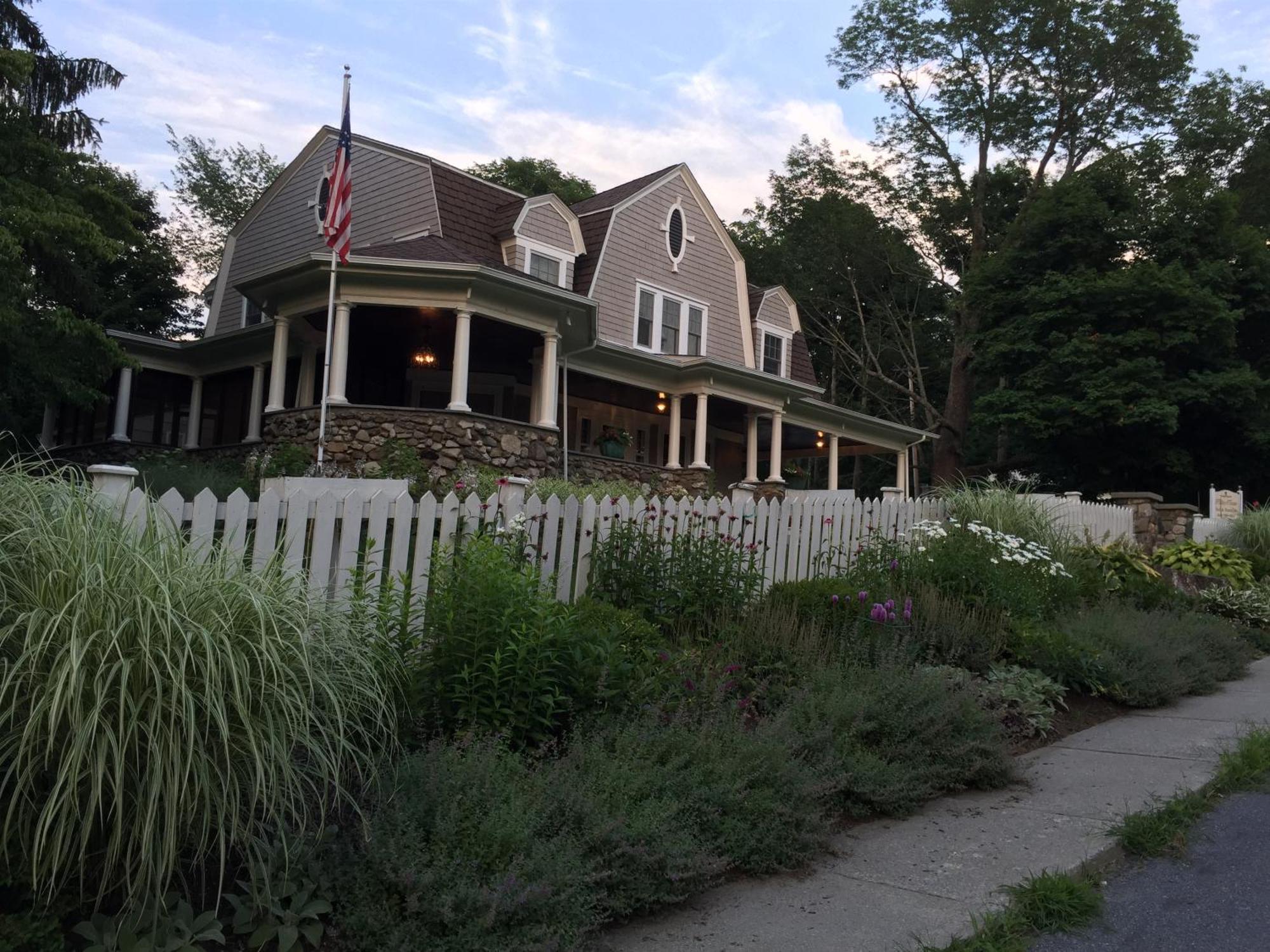 Hilltop House Bed & Breakfast Amenia Esterno foto