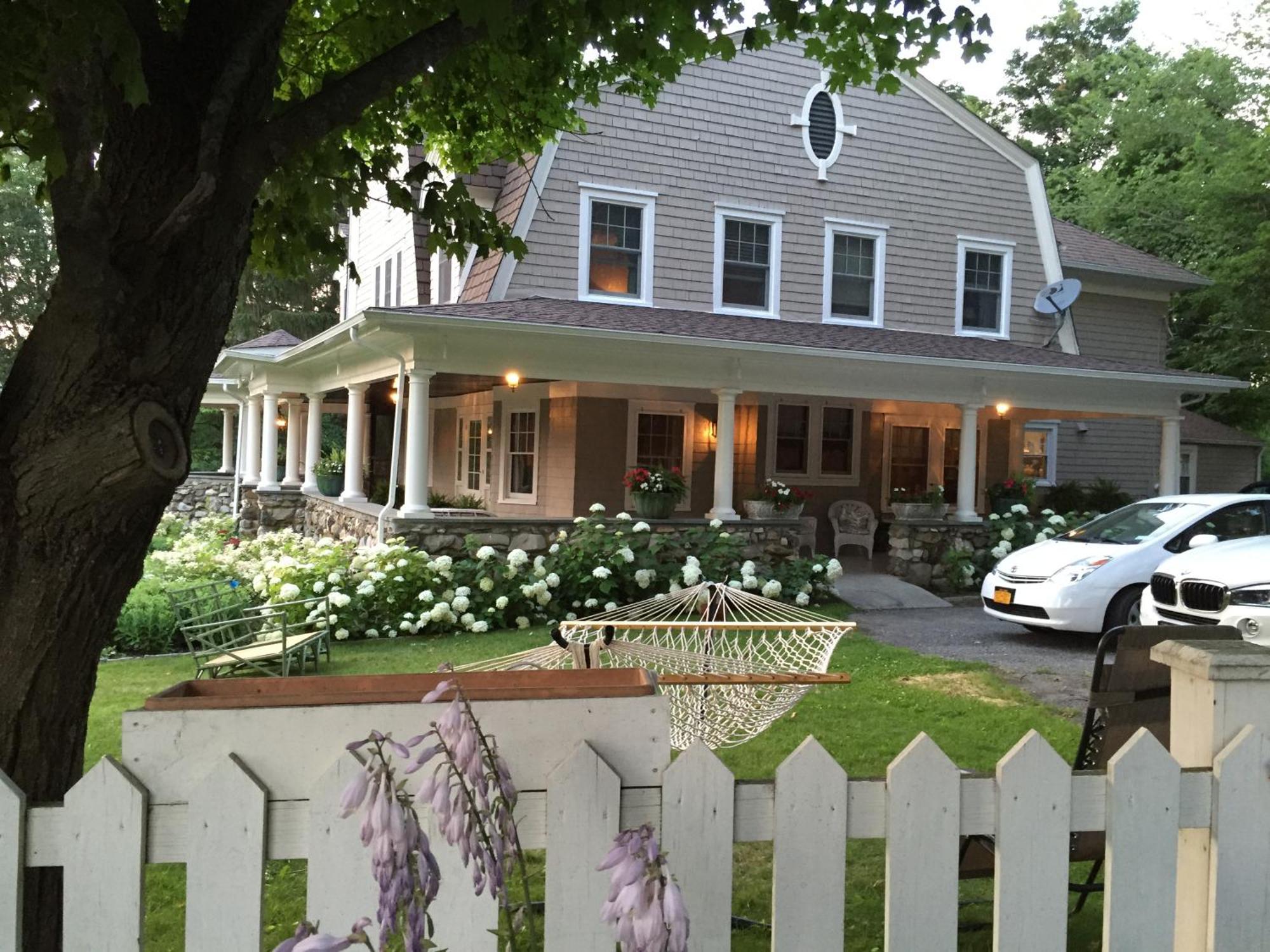 Hilltop House Bed & Breakfast Amenia Esterno foto